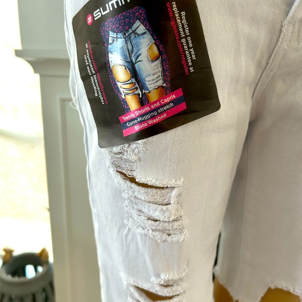 Junior white distressed Bermuda shorts size 5/6